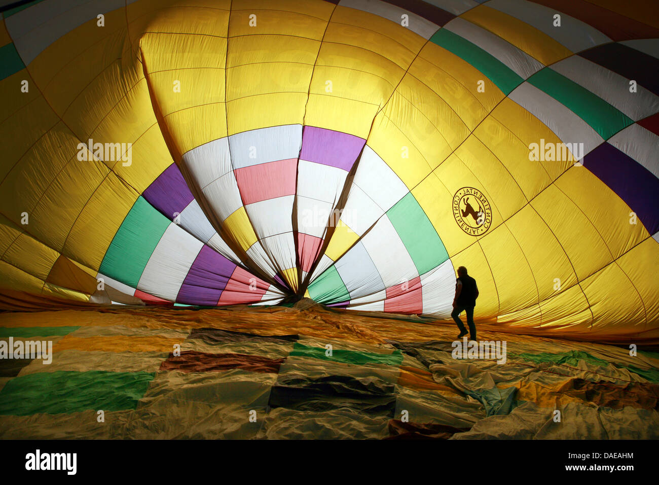 Hot Air ballon sarà riempito e straitening fino per la preparazione di start , Germania Foto Stock
