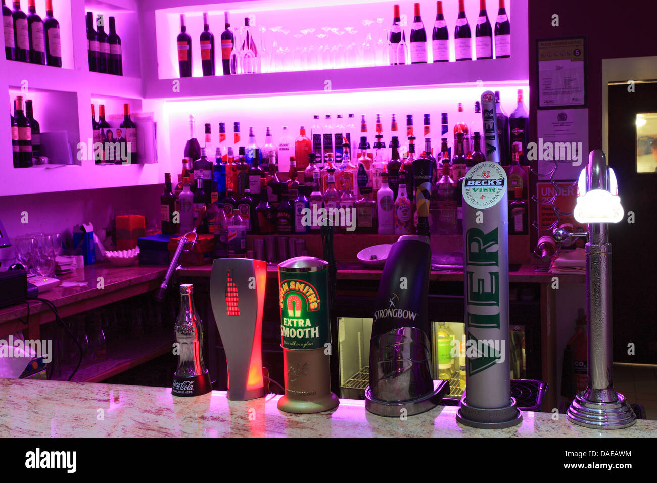 Moderno cafe bar con rosa illuminazione sottile, public house interno Foto Stock