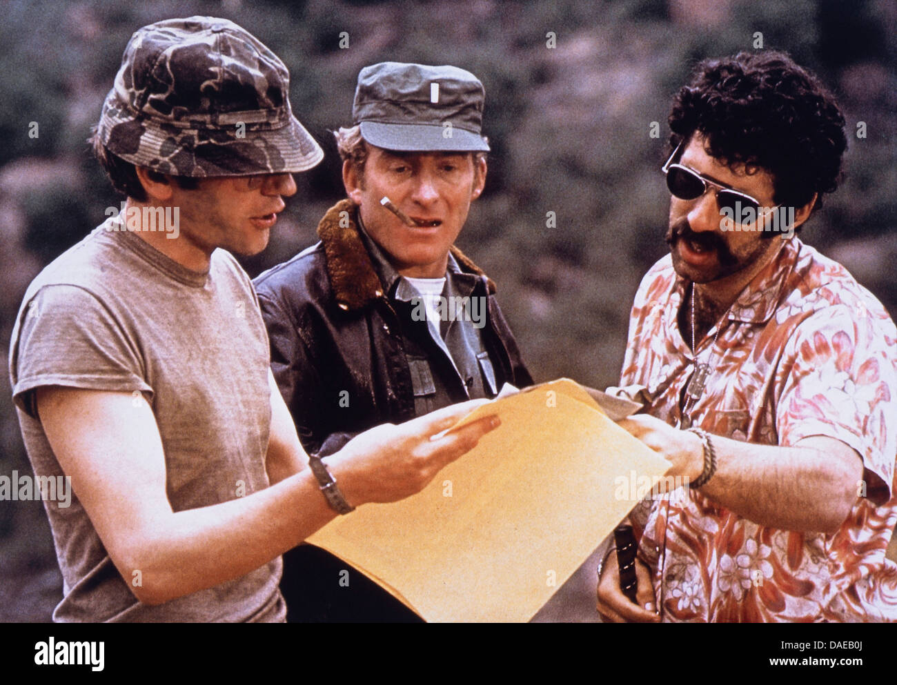 Donald Sutherland (sinistra) e Elliott Gould (a destra), On-Set del Film, 'M*A*S*H', 20th Century Fox, 1970 Foto Stock