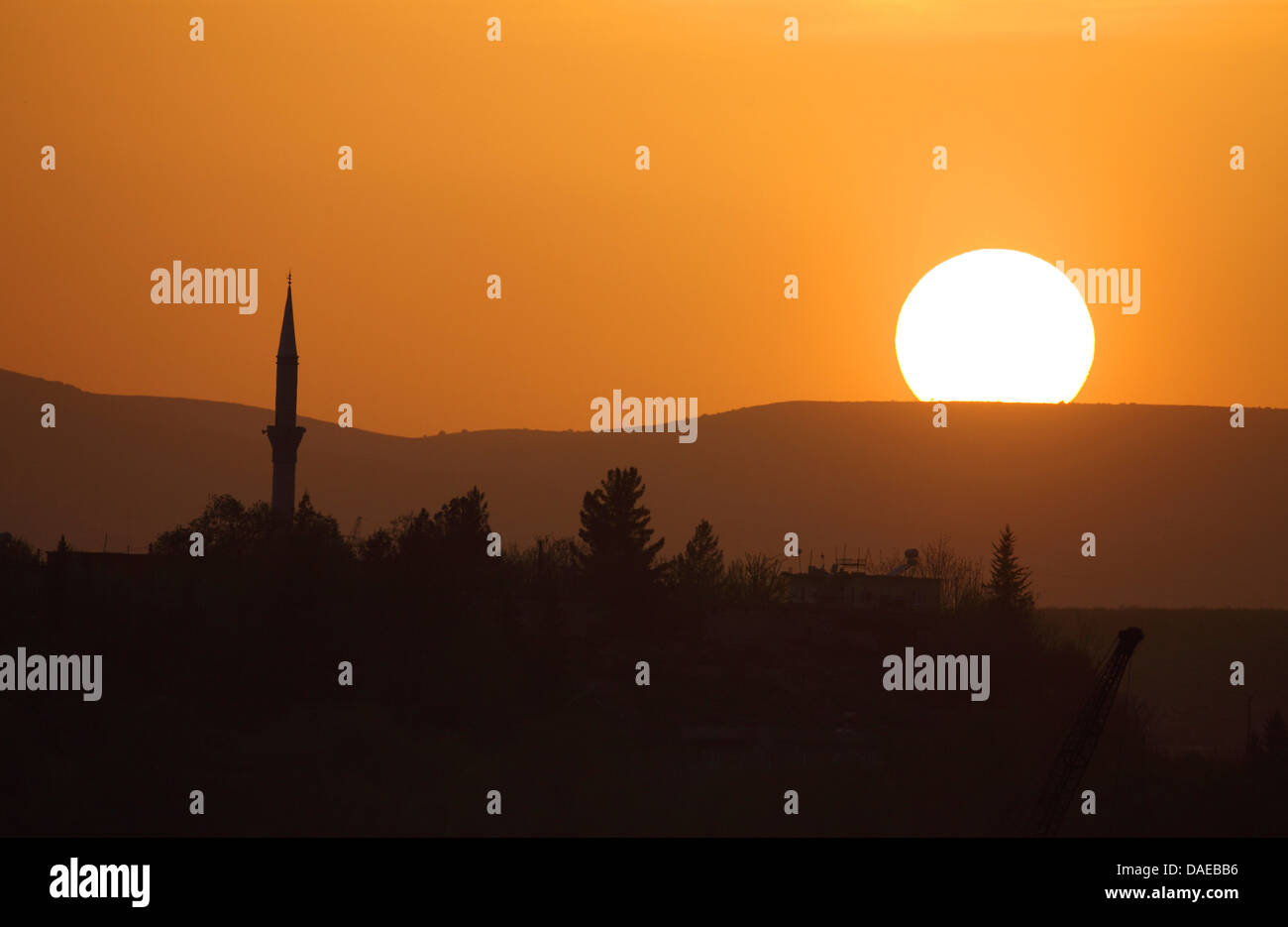 Minareto al tramonto in frontlighting, Turchia, Birecik Foto Stock