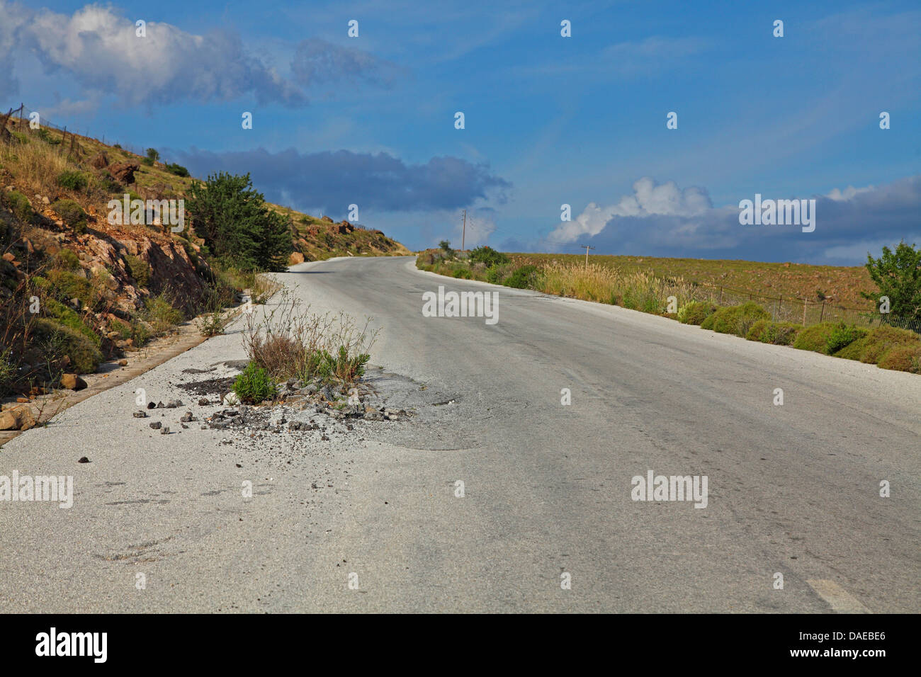 Strada di campagna con rottura di asfalto aperto, Grecia, Lesbo, Agra Foto Stock