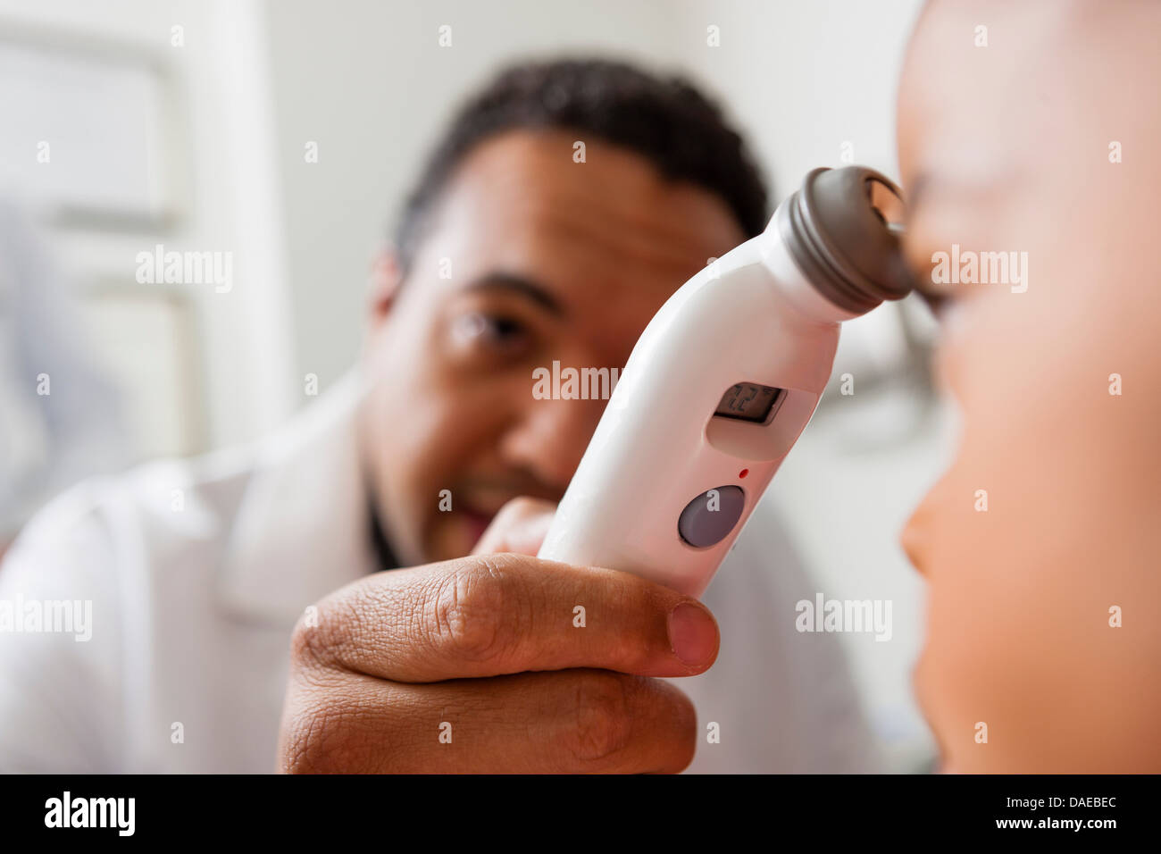 Metà adulto medico utilizzando attrezzature mediche sul paziente giovane, close up Foto Stock
