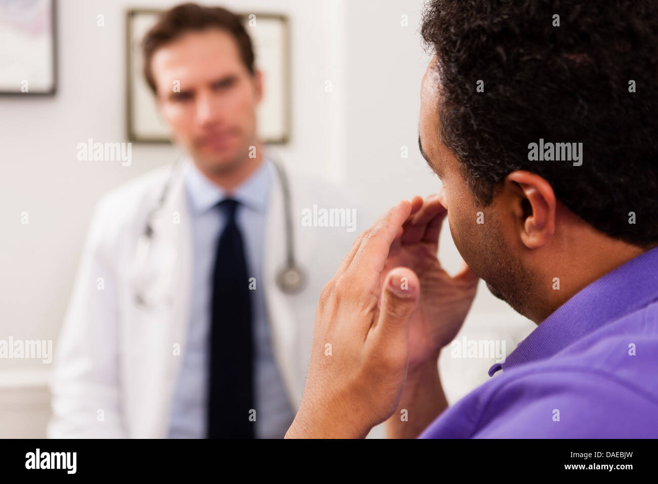 Coppia paziente spiegando al medico, close up Foto Stock
