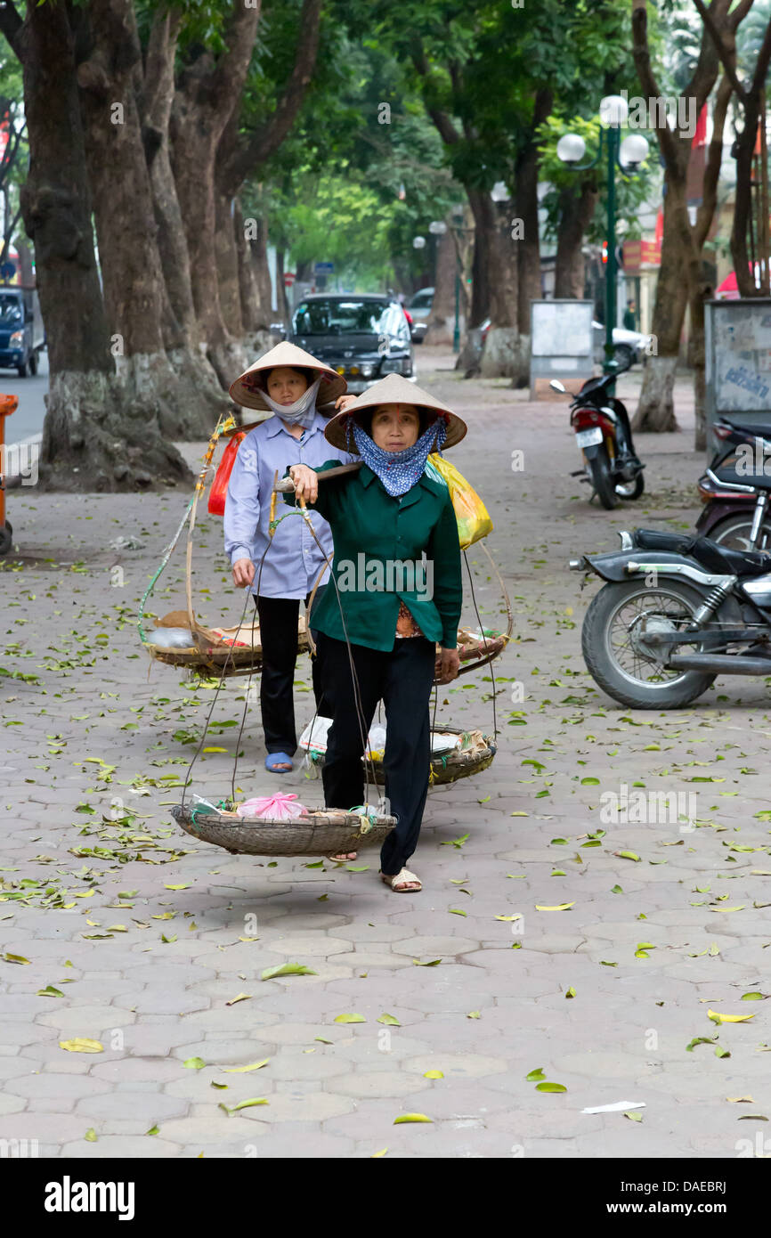 Strada tipica vita ad Hanoi, Vietnam Foto Stock