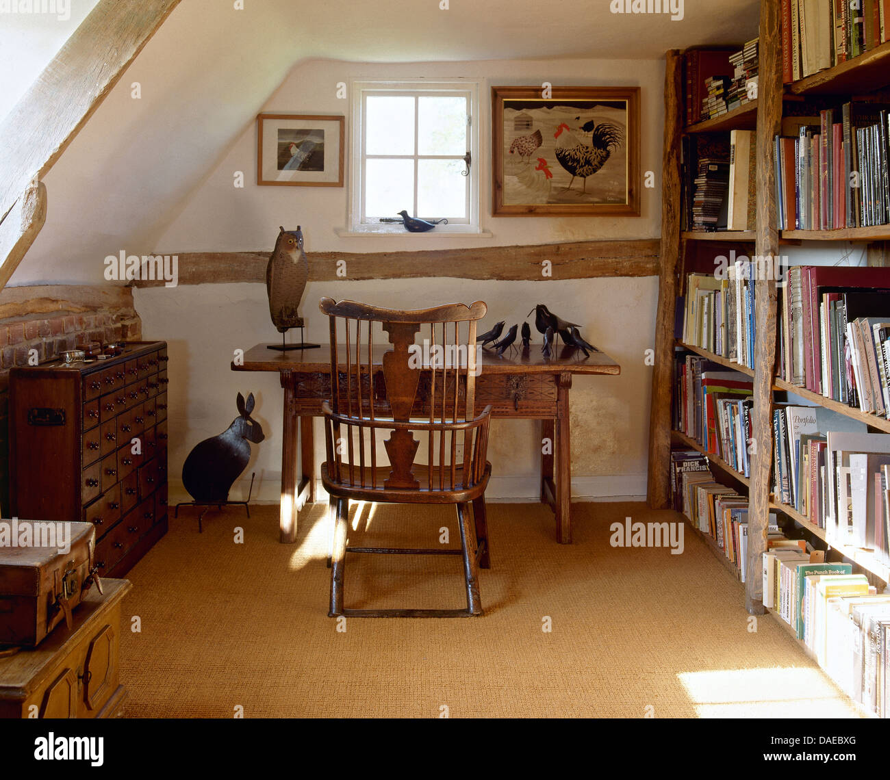 Spagnola del xvii secolo scrivania in legno di noce e di antiquariato sedia Windsor in cottage Studio attico con scaffali rustico e sisal moquette Foto Stock