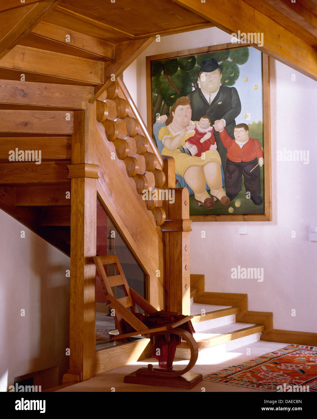 Realizzato a mano scala in legno con Beryl Cook dipinto sul muro in chalet alpino hall con semplice sedia in legno Foto Stock Realizzato a mano scala in legno con Beryl Cook dipinto sul muro in chalet alpino hall con semplice sedia in legno Foto Stock