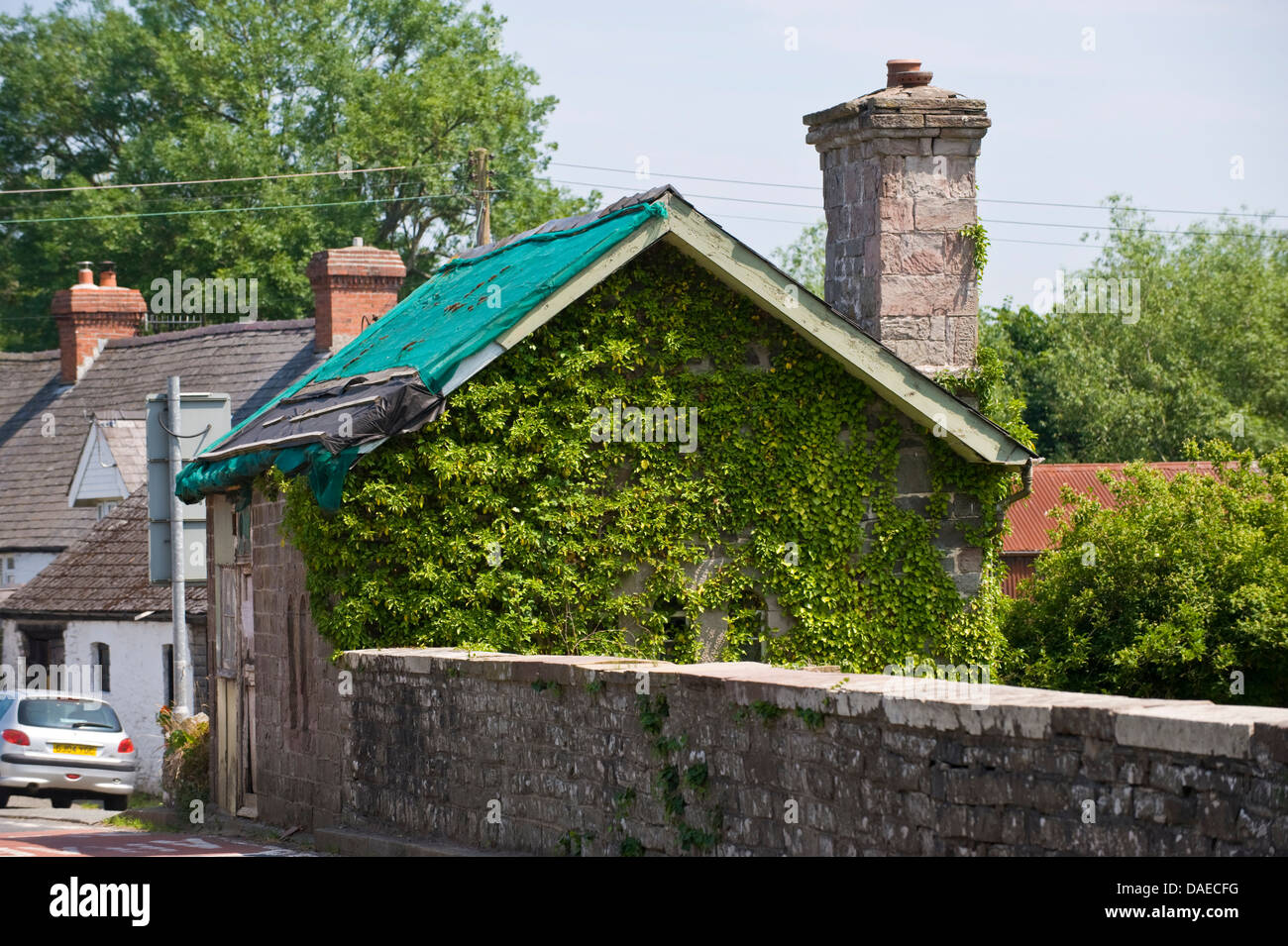 Abbandonato casa di pedaggio sul ponte sul fiume Wye nel villaggio rurale di Boughrood Powys Mid Wales UK Foto Stock