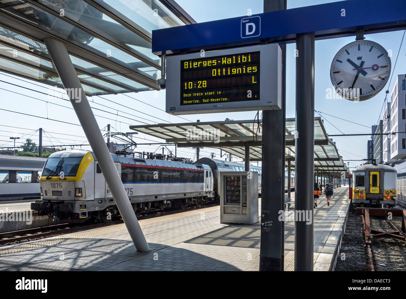 I treni e le piattaforme presso la stazione ferroviaria di Leuven / Louvain, Belgio Foto Stock