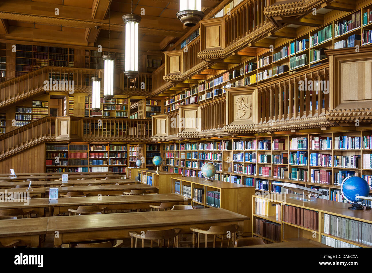 Interno che mostra grandi librerie con le collezioni di libri presso la  Biblioteca universitaria di Leuven / Louvain, Belgio Foto stock - Alamy