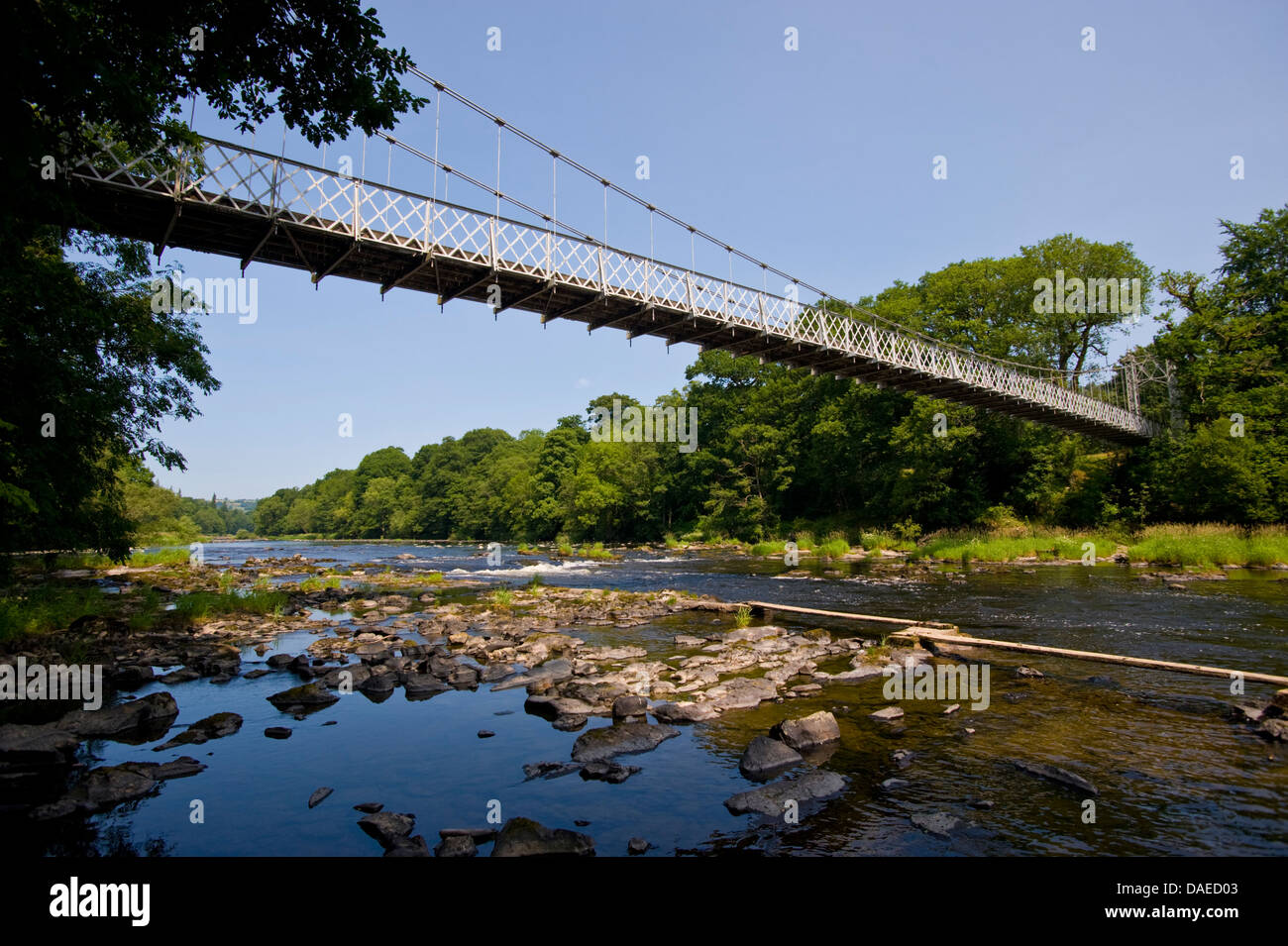 Sospensione ponte sul fiume Wye vicino Llanstephan Powys Mid Wales UK Foto Stock
