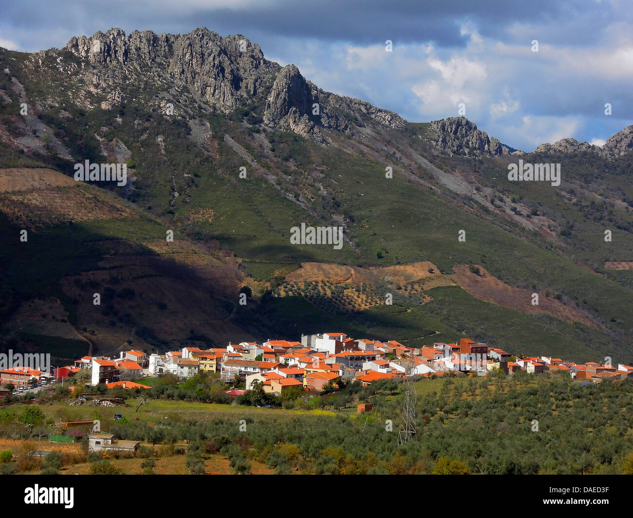 Pittoresco villaggio ai piedi di una montagna, Spagna Estremadura, Sierra Guadalupa Foto Stock