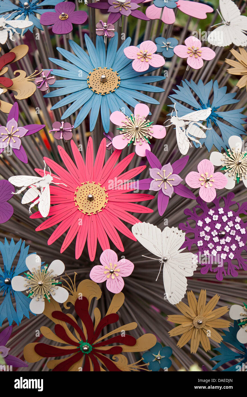 Giardino di metallo sculture raffiguranti fiori e farfalle. Inghilterra, Regno Unito Foto Stock