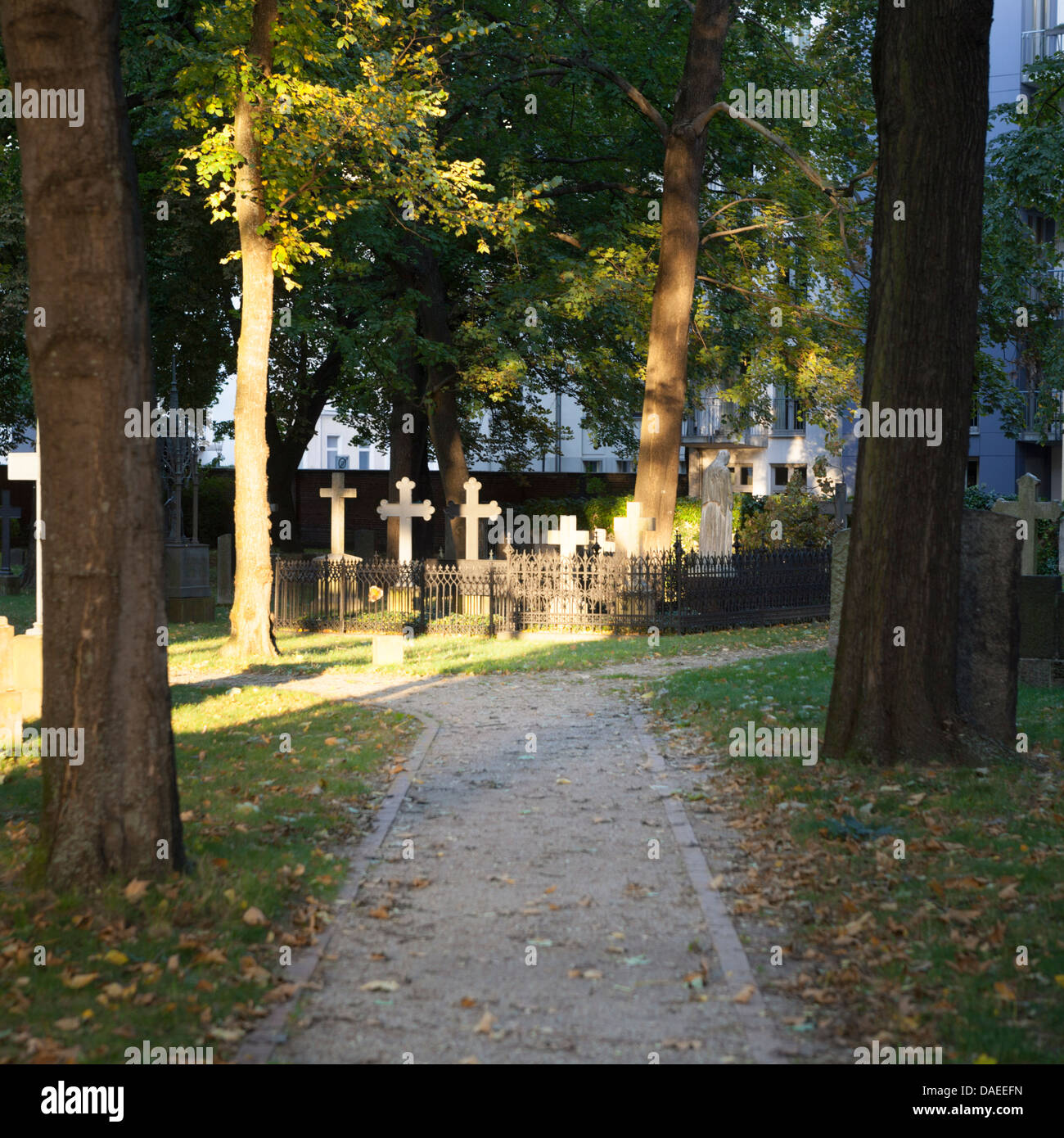 Un po' di strada che conduce alle tombe, attraversa su un cimitero. Foto Stock