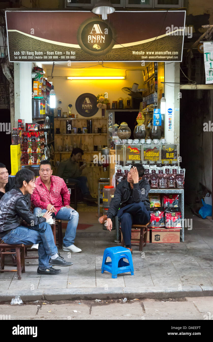 Tipica la vita quotidiana nelle strade di Hanoi, Vietnam Foto Stock