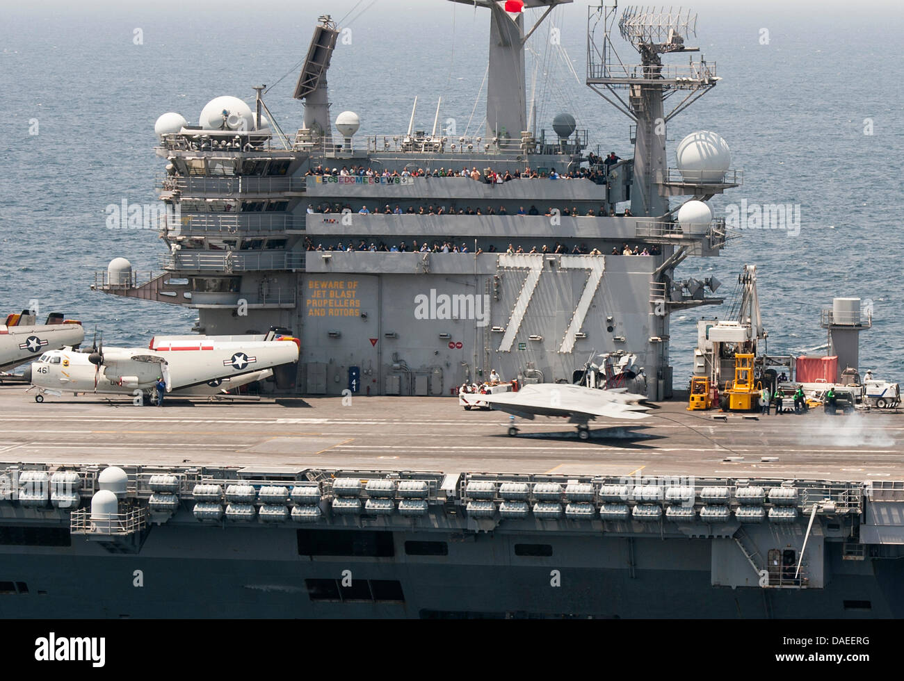 Un US Navy X-47B Unmanned Combat Air System fuco fa un arrestato atterraggio sul ponte di volo della portaerei USS George H.W. Bush Luglio 10, 2013 operanti nell'Oceano Atlantico. Lo sbarco ha segnato la prima volta che un velivolo senza equipaggio completato un arrestato in atterraggio a mare. Foto Stock