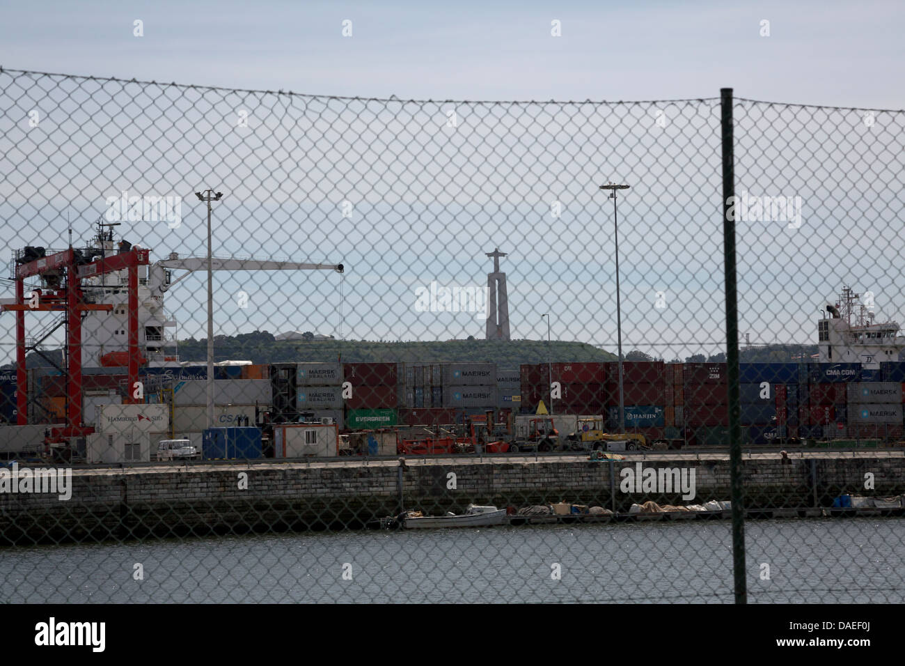 Il molo di sbarco con contenitori e la gru a Lisbona, Portogallo Foto Stock