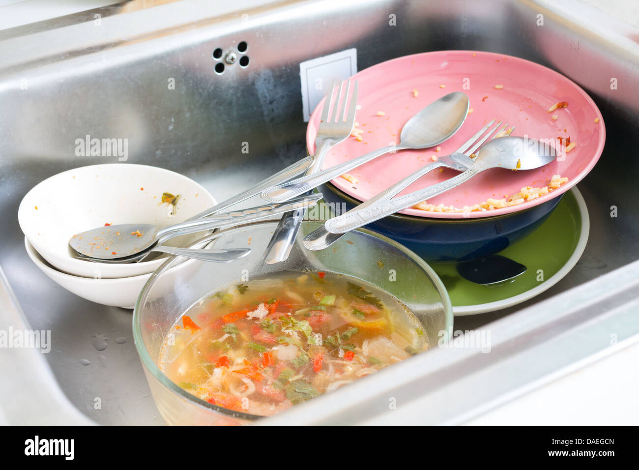 I piatti sporchi nel lavandino. Foto Stock
