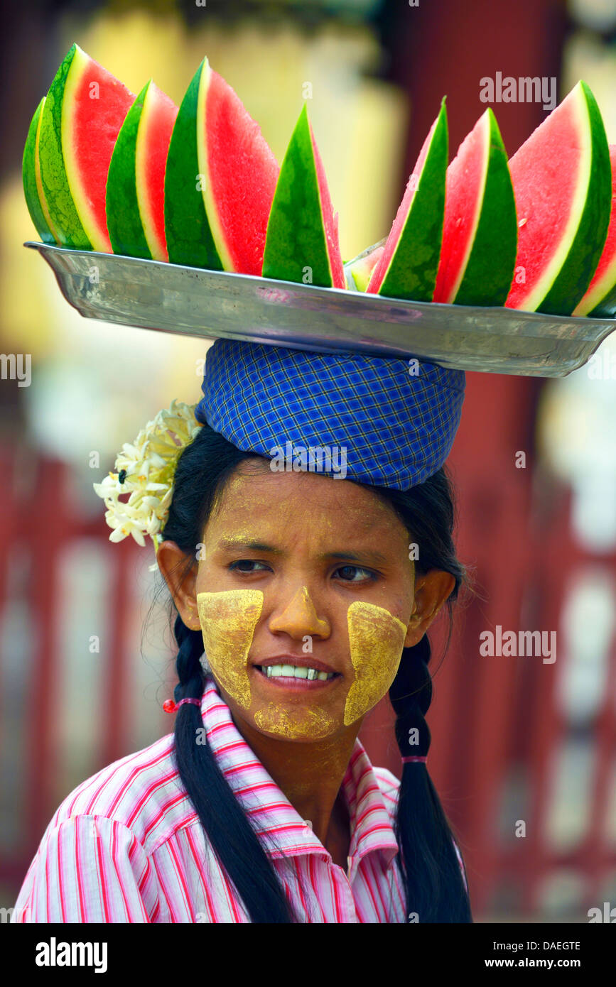 Giovani Water melon venditore fatta con il tradizionale thanaka birmano, una protezione solare realizzato in pasta del thanaka tree, Birmania, Mandalay Foto Stock