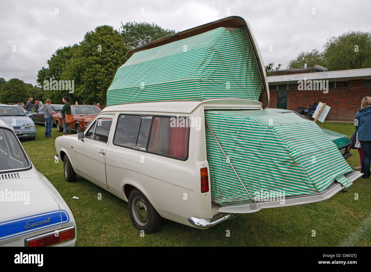 Una Ford Escort camper sul display a Bromley rievocazione dell'automobilismo in Norman Park Bromley Kent Foto Stock