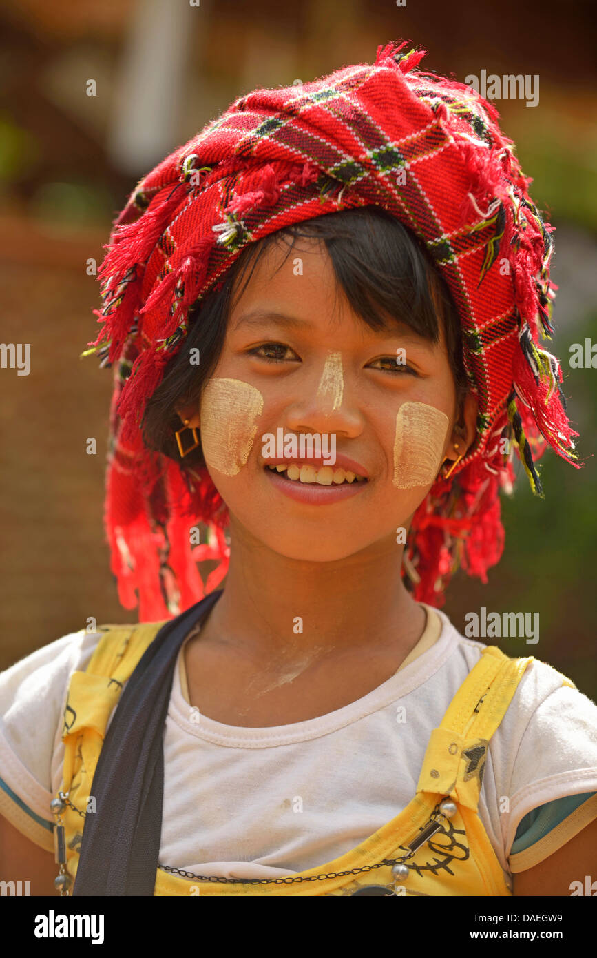 Ritratto di una giovane ragazza fatta con il tradizionale thanaka birmano, una protezione solare realizzato in pasta del thanaka tree, Birmania, Mandalay Foto Stock