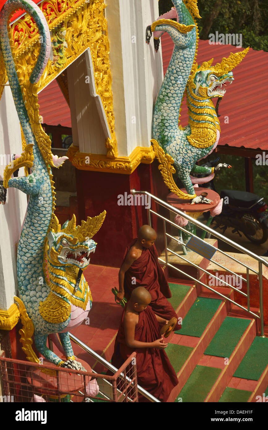 Due giovani monaci lasciando la pagoda, Birmania, Pindaya Foto Stock