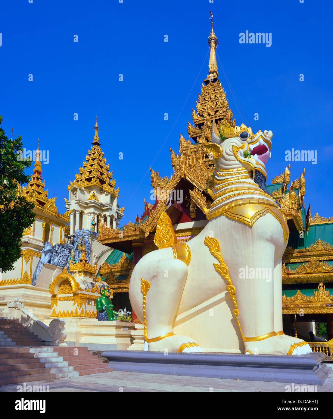Portale sud della Shwedagon pagoda, il più importante edificio sacrale e il centro religioso del paese, Birmania, Yangon Foto Stock