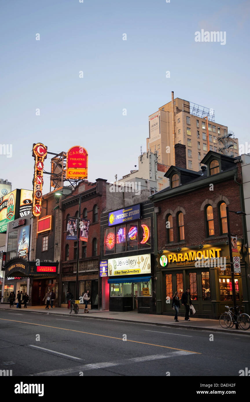 Yonge Street al crepuscolo, Downtown Toronto, Canada Foto Stock