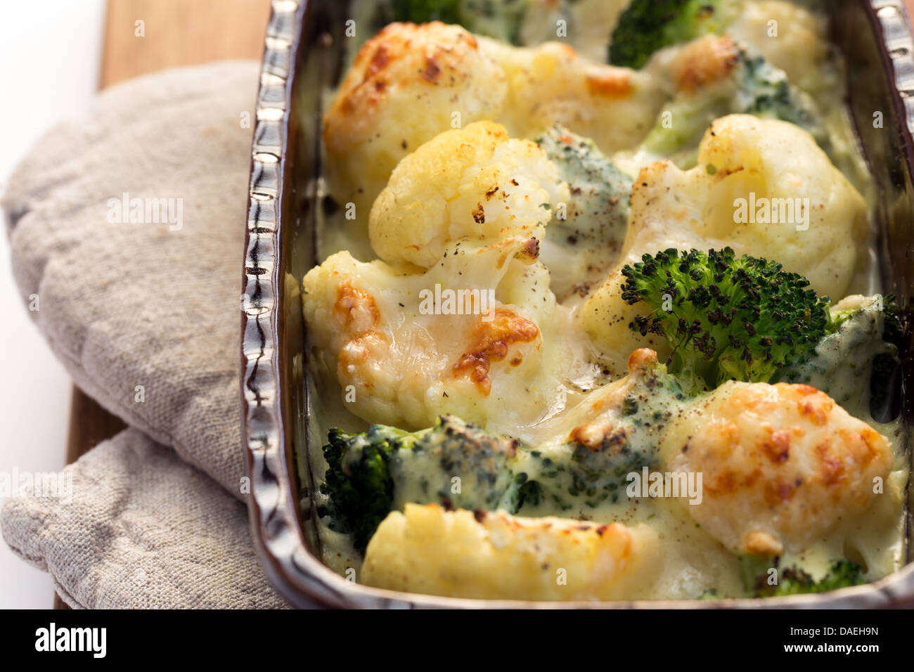 Gratin di cavolfiori, broccoli e formaggio in marrone piatto rustico Foto  stock - Alamy