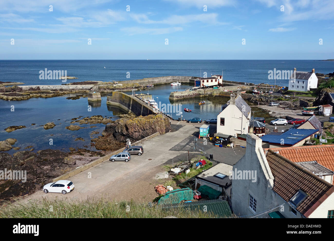 Vista generale di St. Abbs Harbour in confini Scozzesi Scozia Scotland Foto Stock