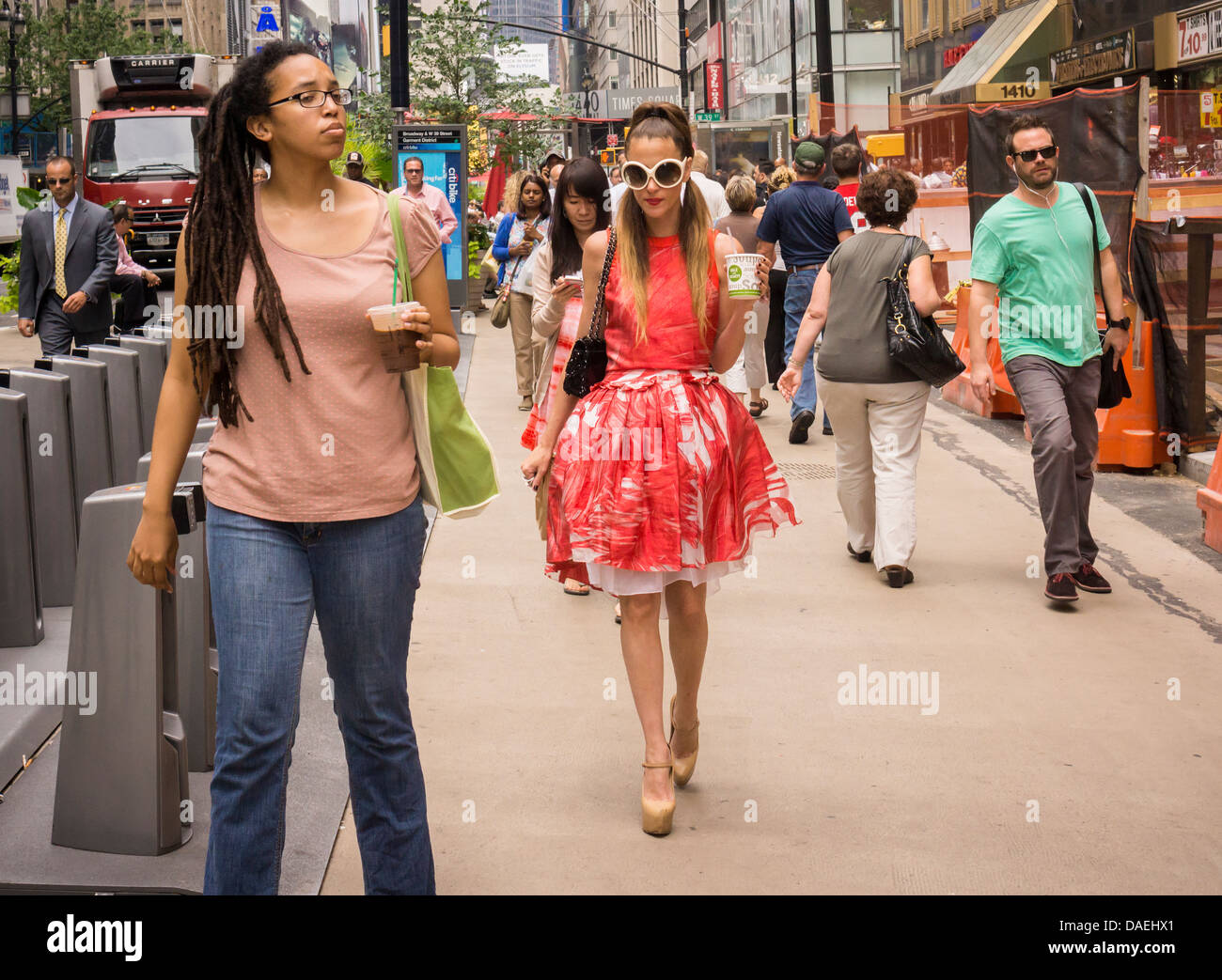 Un ben vestito fashionista passeggiate lungo Broadway nel Quartiere alla moda di New York Foto Stock