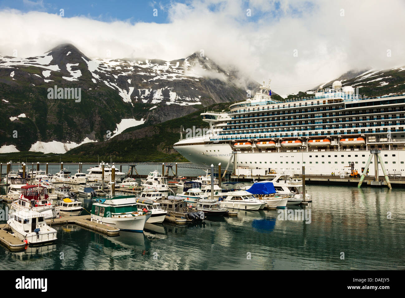 Vista della Diamond Princess nave da crociera ormeggiata nel porto di Whittier centromeridionale in Alaska. Foto Stock