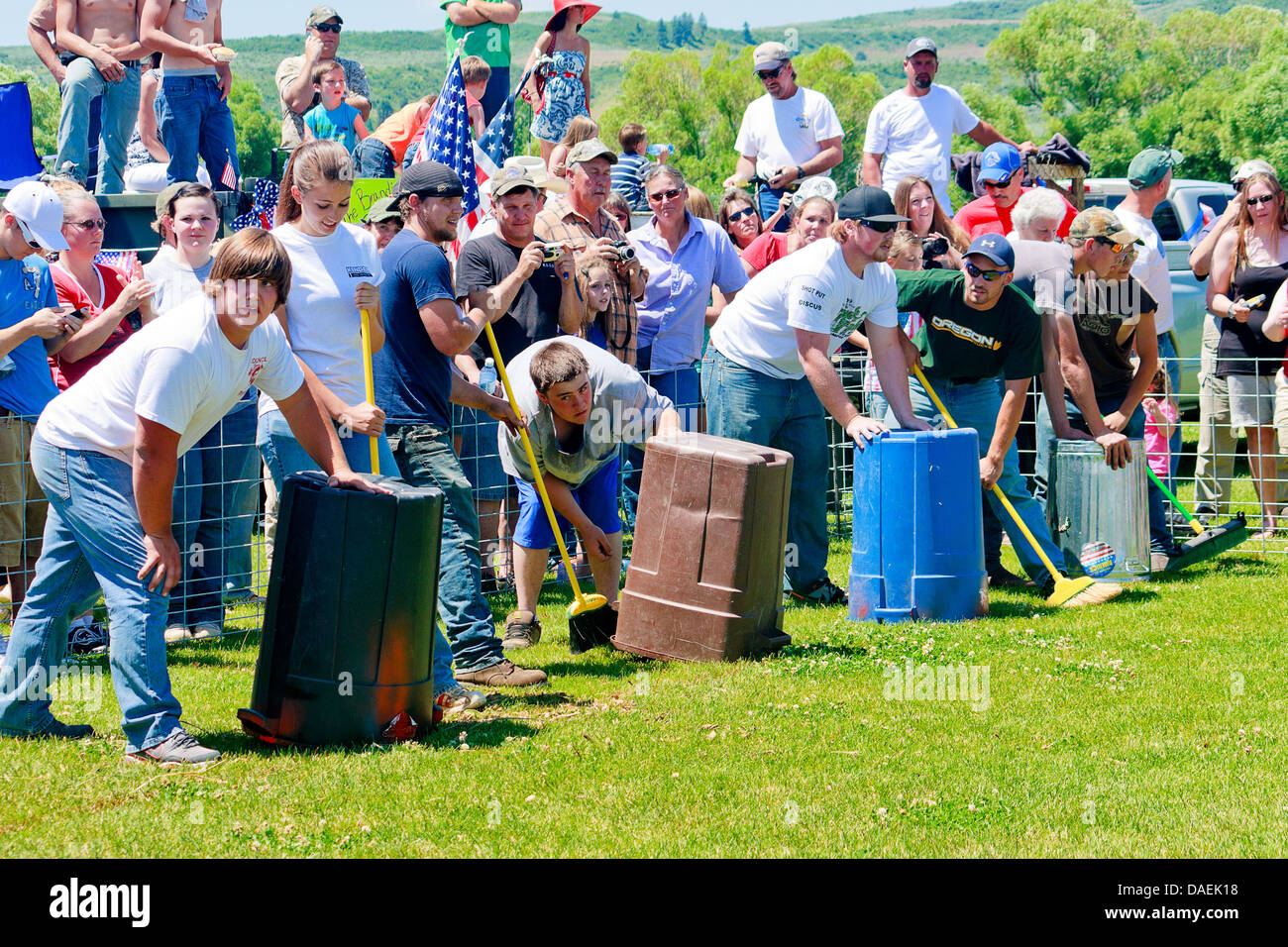 Racing Team preparare per rilasciare wild istrici dal Garbage lattine su base annua del 4 luglio porcupine gara in Consiglio, ID Foto Stock Racing Team preparare per rilasciare wild istrici dal Garbage lattine su base annua del 4 luglio porcupine gara in Consiglio, ID Foto Stock