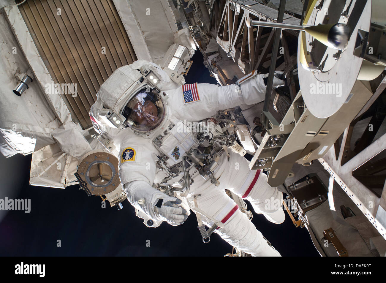 L'astronauta della NASA Chris Cassidy durante una spacewalk come lavoro continua sulla Stazione Spaziale Internazionale Luglio 9, 2013 in orbita intorno alla terra. Durante le sei ore, a sette minuti di spacewalk, Cassidy e Parmitano preparato la stazione spaziale per un nuovo modulo russo e effettuato installazioni aggiuntive sulle stazioni di spina dorsale. Foto Stock