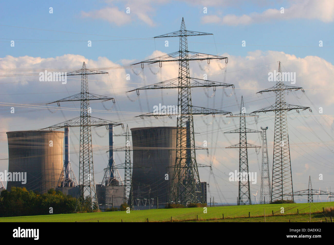 Disco centrale a carbone e linee elettriche ad alta tensione in campo paesaggio, Germania Foto Stock