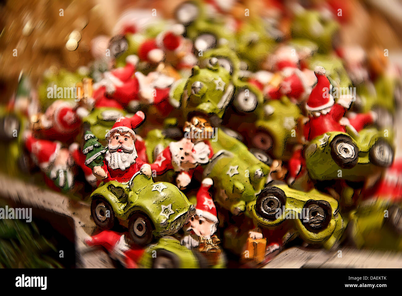 Pila di kitschy economici Ornamenti natale raffigurante Santa Claus in sella a un po' di verde auto. Foto Stock