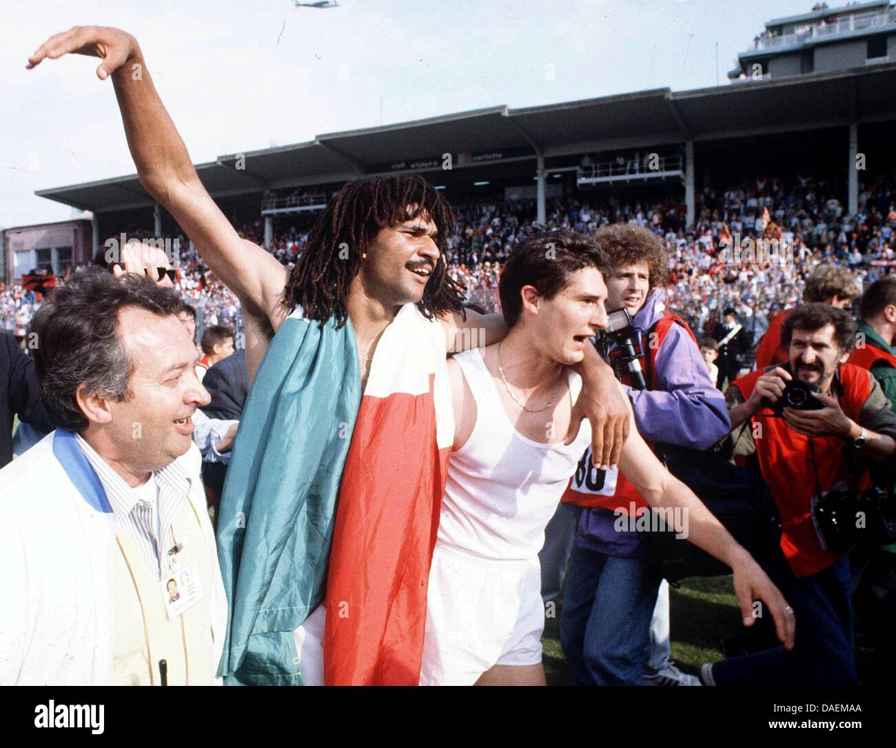 (L-R) Ruud Gullit, Daniele Massaro (Milano), 15 maggio 1988 - Calcio : Ruud Gullit (L) di AC Milano festeggia vincendo la loro undicesima Serie A titolo scudetto italiana dopo aver 'Serie A' match tra Como 1-1 AC Milano in Italia. (Foto di Maurizio Borsari/AFLO) Foto Stock