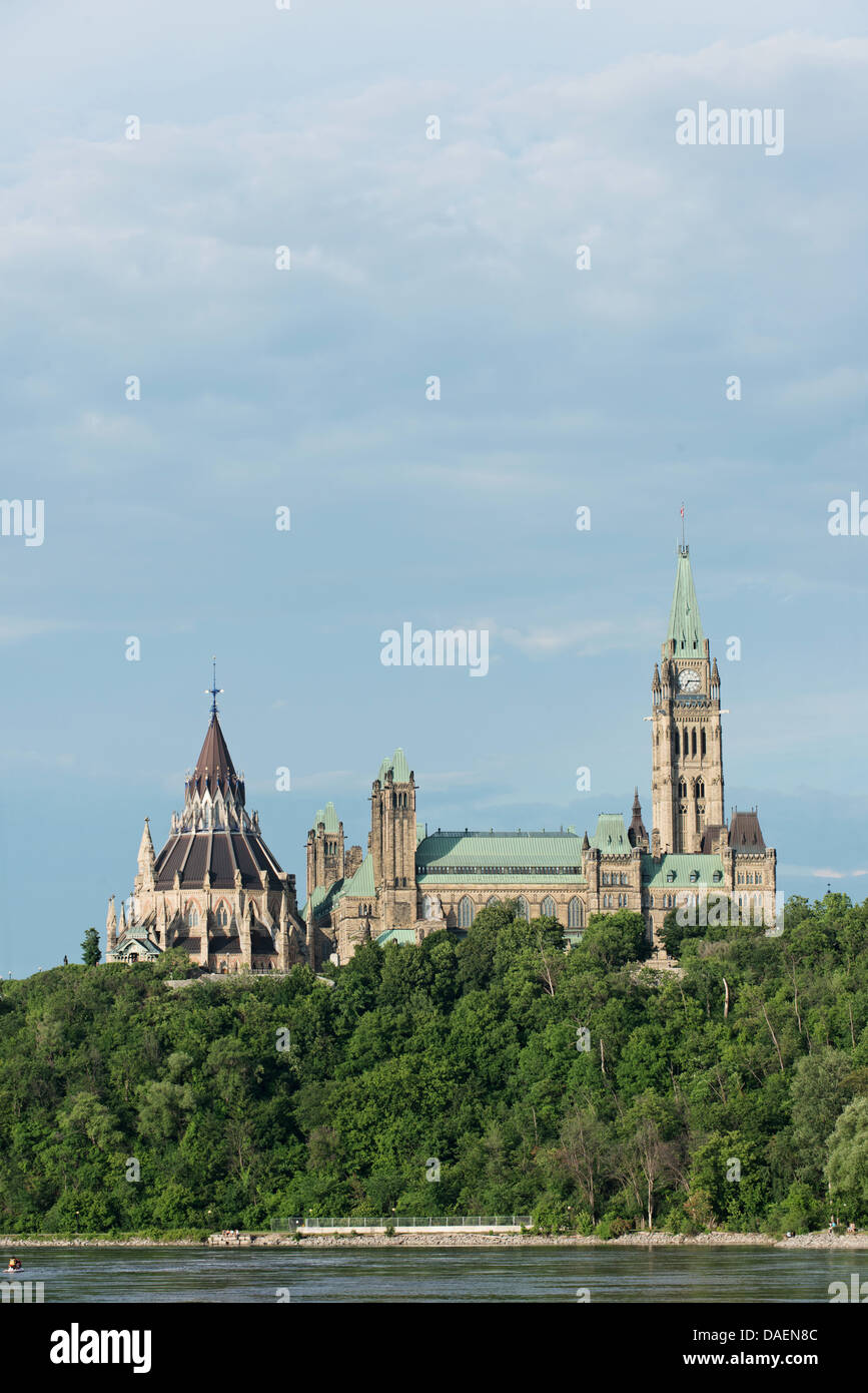 Lo skyline di Ottawa, di Parliament Hill e il fiume Ottawa un pomeriggio estivo Foto Stock