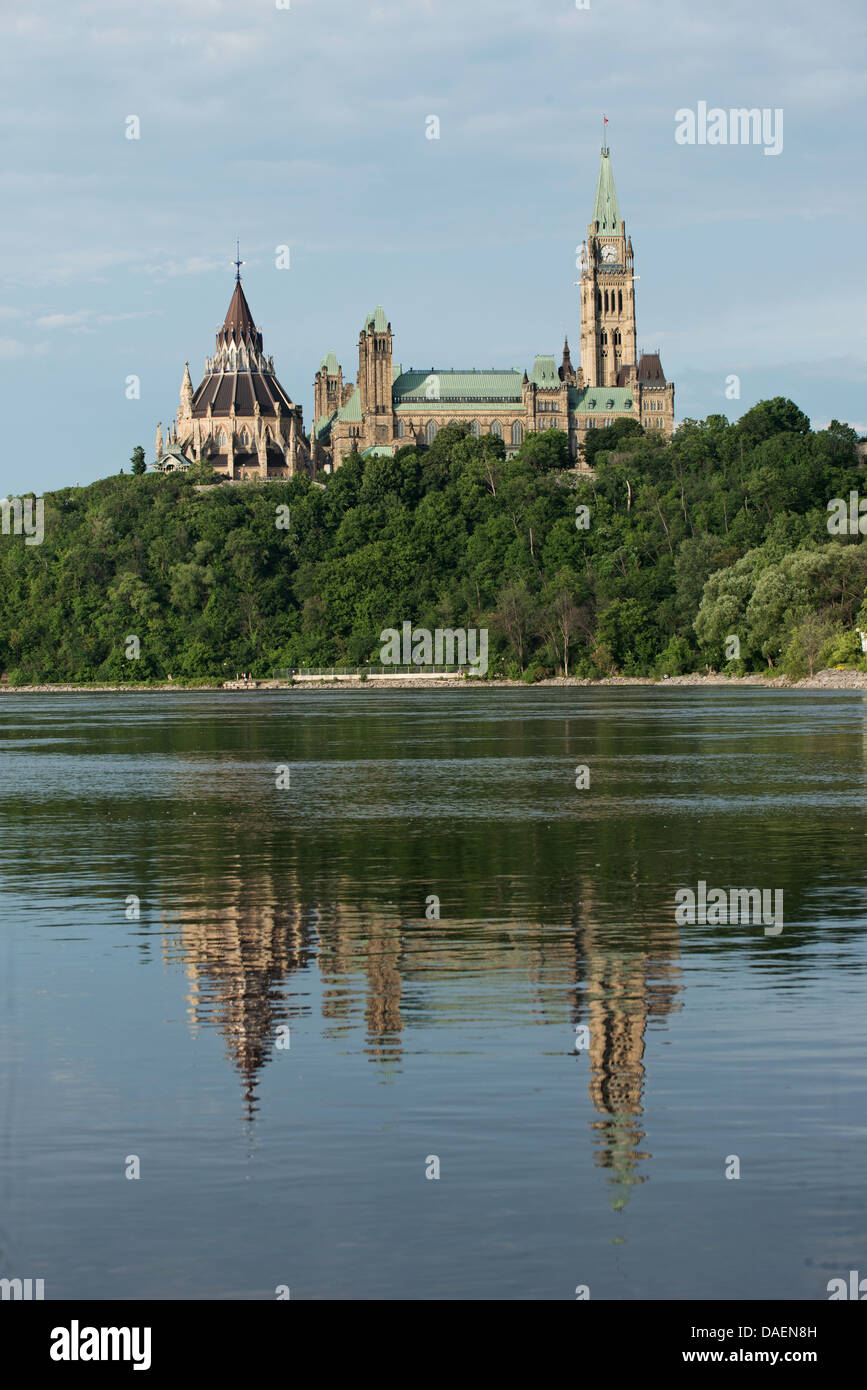 Lo skyline di Ottawa, di Parliament Hill e il fiume Ottawa un pomeriggio estivo Foto Stock