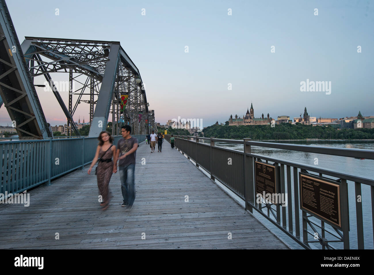 Lo Skyline di Ottawa al tramonto visto dal ponte di Alexandra Foto Stock