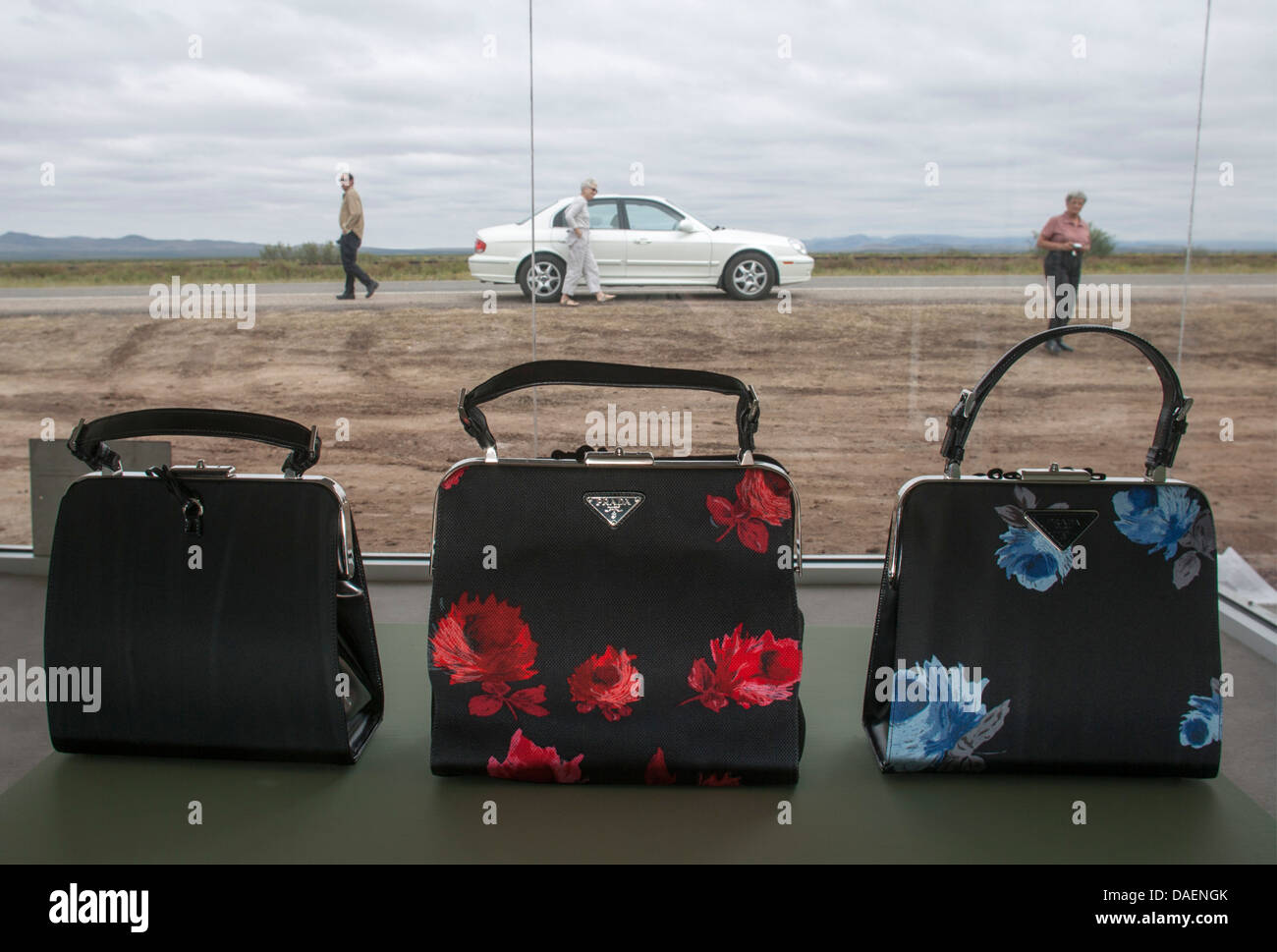 Prada Marfa è una permanente di arte di installazione impostare nel deserto  del Chihuahuan vicino al West Texas città di Marfa Foto stock - Alamy