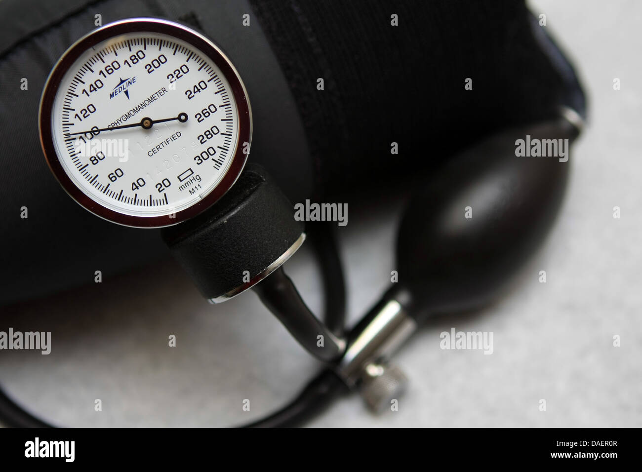 Bracciale per la misurazione della pressione dello sfigmomanometro sani i numeri di salute medica medic medico infermiere Foto Stock