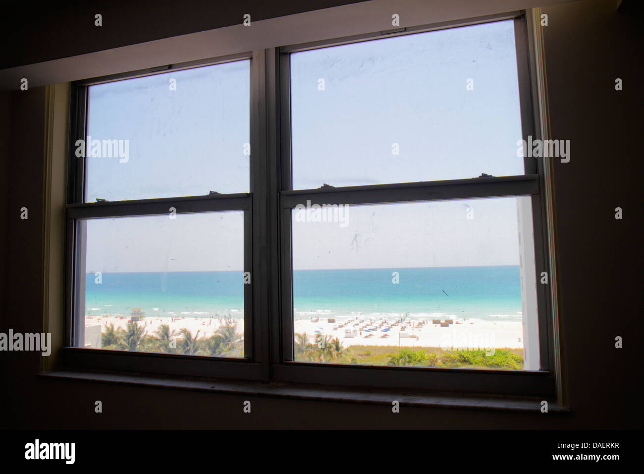 Miami Beach Florida, condomini presidenziali, condominio, finestra, vista spiaggia, Oceano Atlantico, cornice, FL130518005 Foto Stock