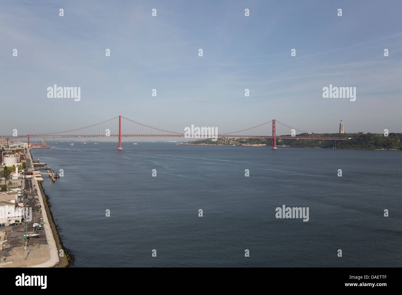 Il Vasco da Gama-cavo alloggiato Bridge affiancato da viadotti e rangeviews che abbraccia il Tago nel Parque das Nações di Lisbona Foto Stock
