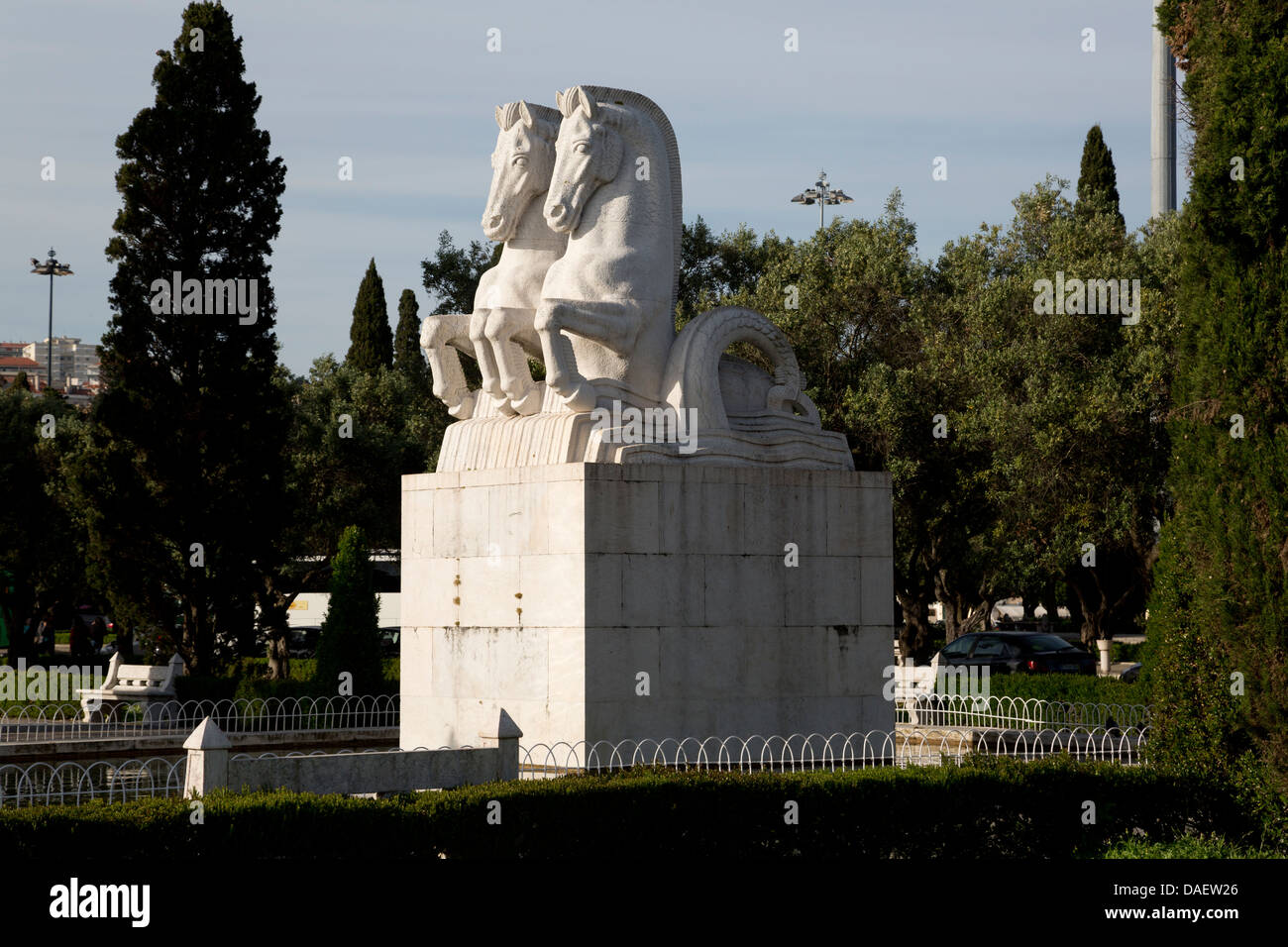 Cavalli, statua equestre nei giardini del Mosteiro dos Jeronimos, Praca do Imperio, Lisbona, Portogallo Foto Stock