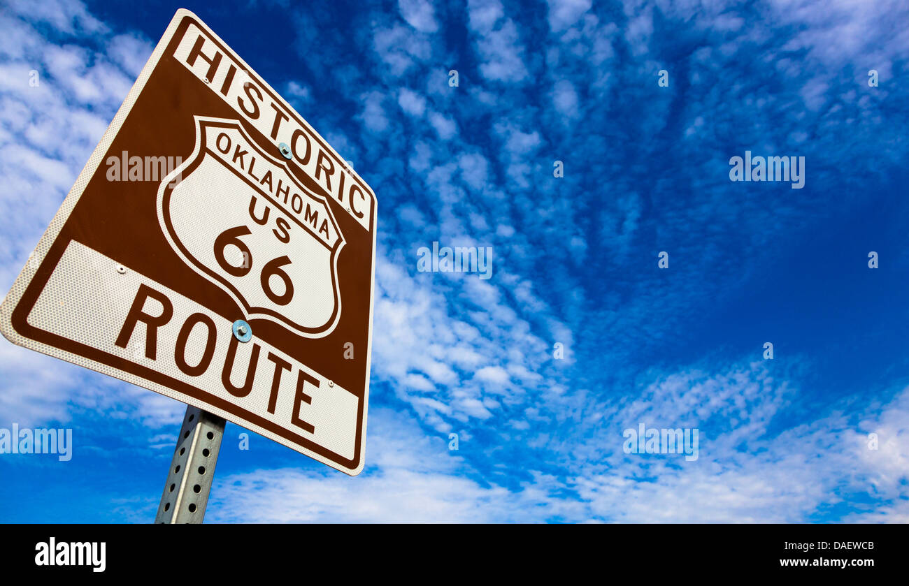 La storica Route 66 segno su un cielo sfondo blu Foto Stock