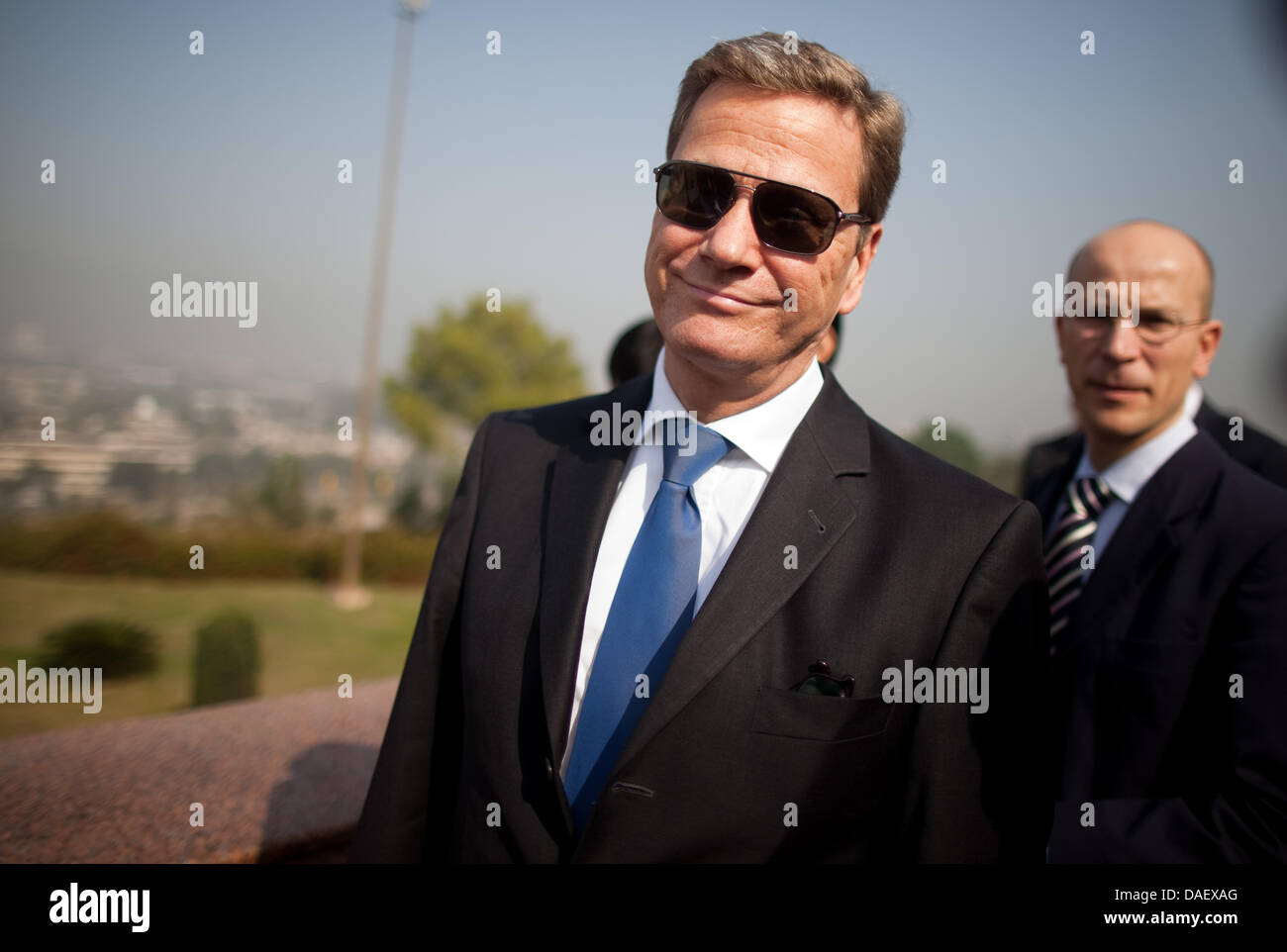 Il Ministro degli esteri tedesco Guido Westerwelle e il suo spokeman Andreas Peschke (R) visitare il " Pakistan " Monumento a Islamabad, Pakistan, 18 novembre 2011. Westerwelle è su una visita di un giorno al Pakistan. Foto: MICHAEL KAPPELER Foto Stock