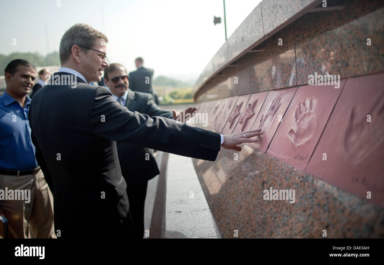 Il Ministro degli esteri tedesco Guido Westerwelle in visita il " Pakistan " Monumento a Islamabad, Pakistan, 18 novembre 2011. Westerwelle è su una visita di un giorno al Pakistan. Foto: MICHAEL KAPPELER Foto Stock