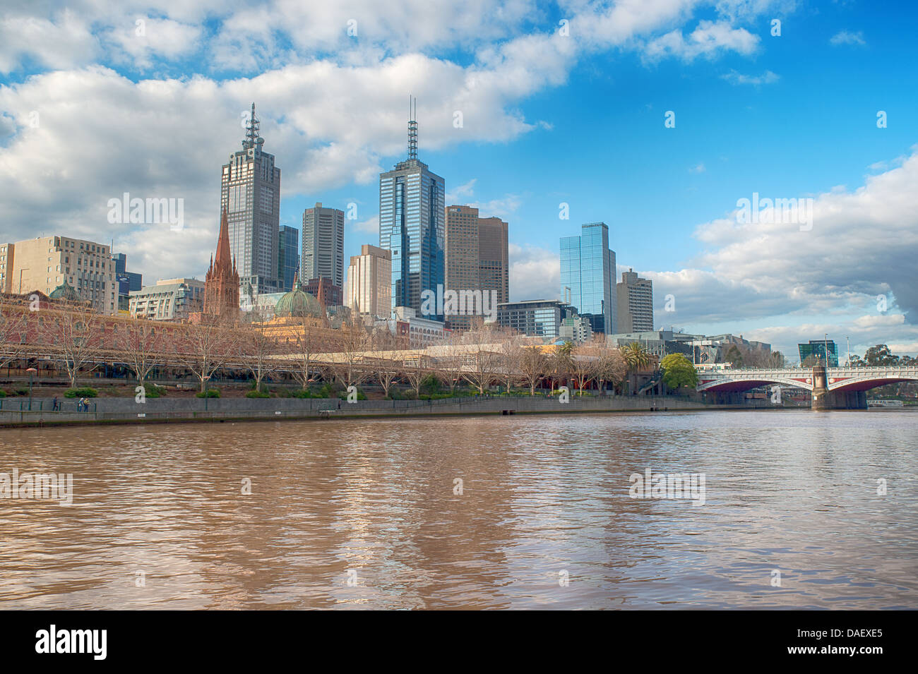 Il Fiume Yarra e lo skyline del centro cittadino di Melbourne, Australia. Foto Stock