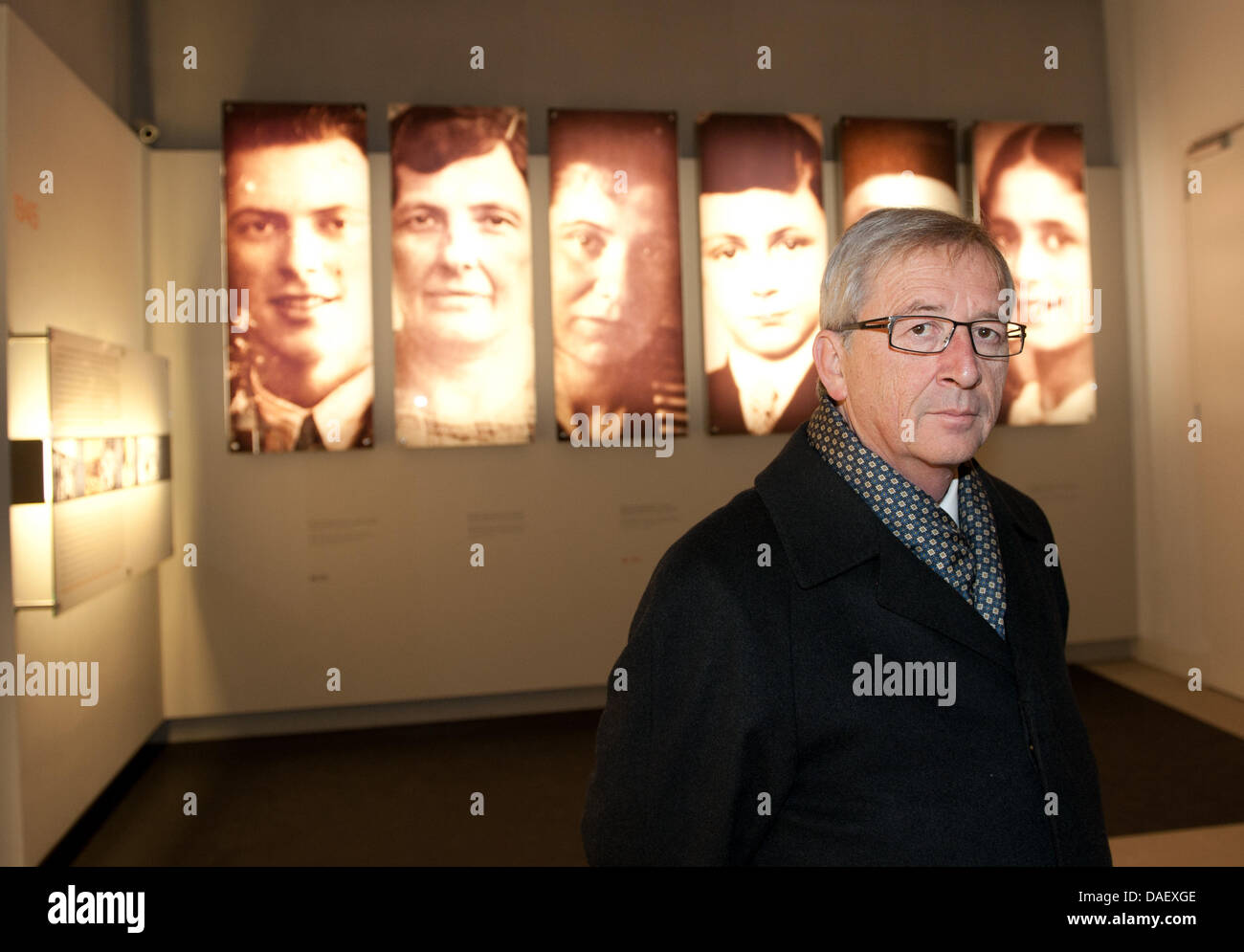 Jean Claude Juncker, Primo ministro del Lussemburgo, visita al Memoriale dell Olocausto a Berlino, Germania, 17 novembre 2011. Più tardi ha conferito il "Premio per il coraggio civile contro il radicalismo Right-Wing, di antisemitismo e di razzismo" di A. Schroeter, Sindaco di Jena. Foto: Joerg Carstensen Foto Stock