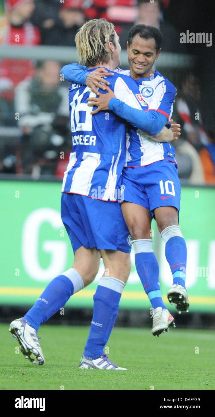 Berlin Peter Niemeyer (L) e Raffael (R) celebrare la 2-0 obiettivo durante la Bundesliga tedesca partita di calcio tra SC Friburgo e Hertha BSC a Badenova Stadium di Friburgo, Germania, 19 novembre 2011. Foto: Patrick seeger Foto Stock